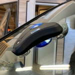 Kuvatud on UV lamp, mis on asetatud iminappadega klaasile tekkinud täkke koha peale. Täkke koht on täidetud vaiguga ning UV lamp kõvendab selle vaigu. Nii toimubki autoklaasi parandus ehk täkke parandus. See on odavam kui autoklaasi vahetus Tartus.