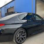 Must BMW toonitud klaasidega Klaasiprofid töökoja ees.