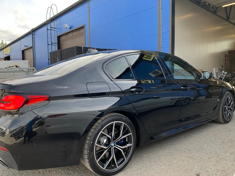 Must BMW toonitud klaasidega Klaasiprofid töökoja ees.